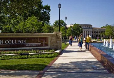 Austin College students walk across campus