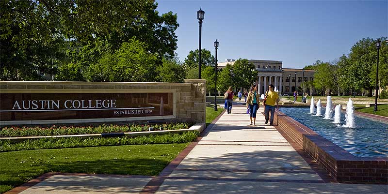 Austin College students walk across campus